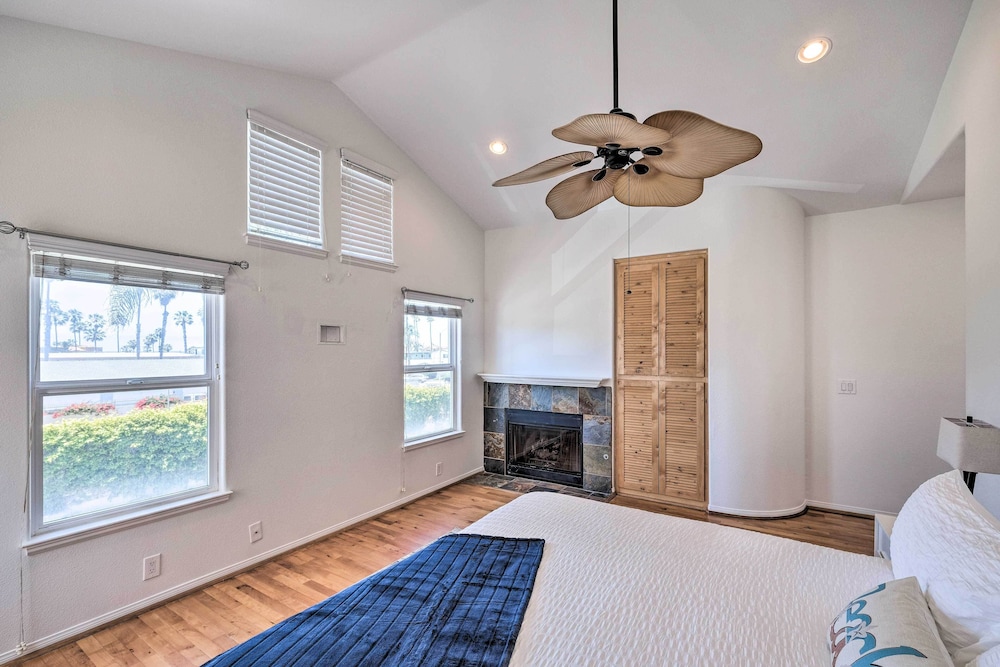 Oceanside Home with Rooftop Patio Steps to Beach — 4-Star Luxury Hotel in Oceanside, United States
