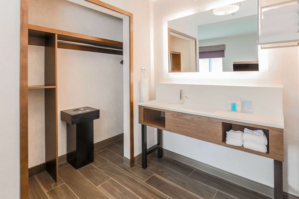Hampton Inn & Suites Windsor Sonoma Wine Country - photo 29