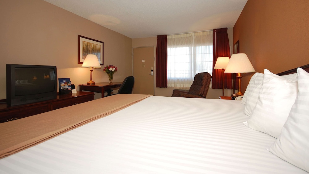 Magnuson Hotel Red Baron - photo 12