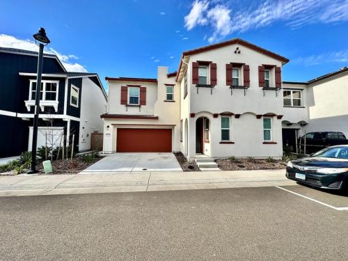Charming and Modern 3 Bedroom Home in Rocklin — 4-Star Luxury Hotel in Rocklin, United States