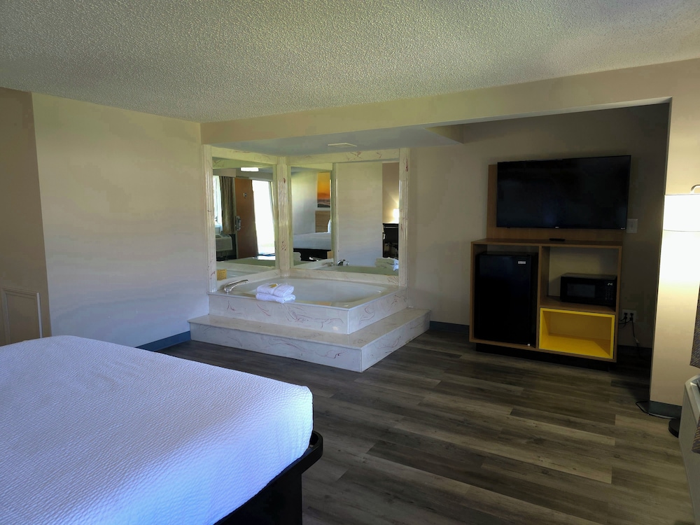 Days Inn & Suites by Wyndham Port Huron - photo 27