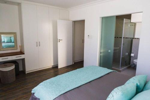 Sea Point 2 Bed Close to Beach and Cafes
