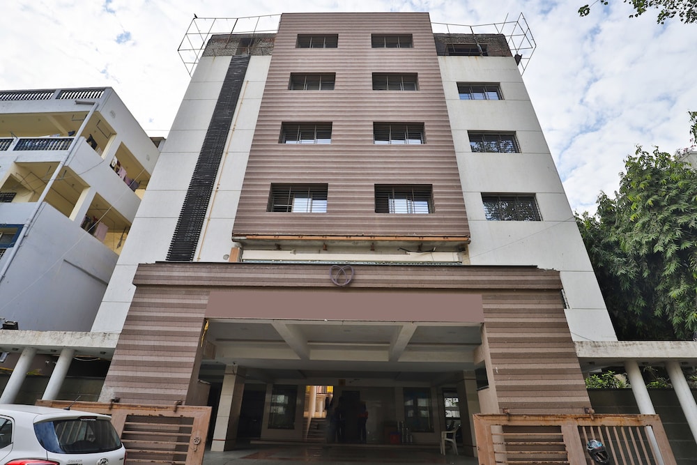 Oyo 27662 Varma Palace — Surat