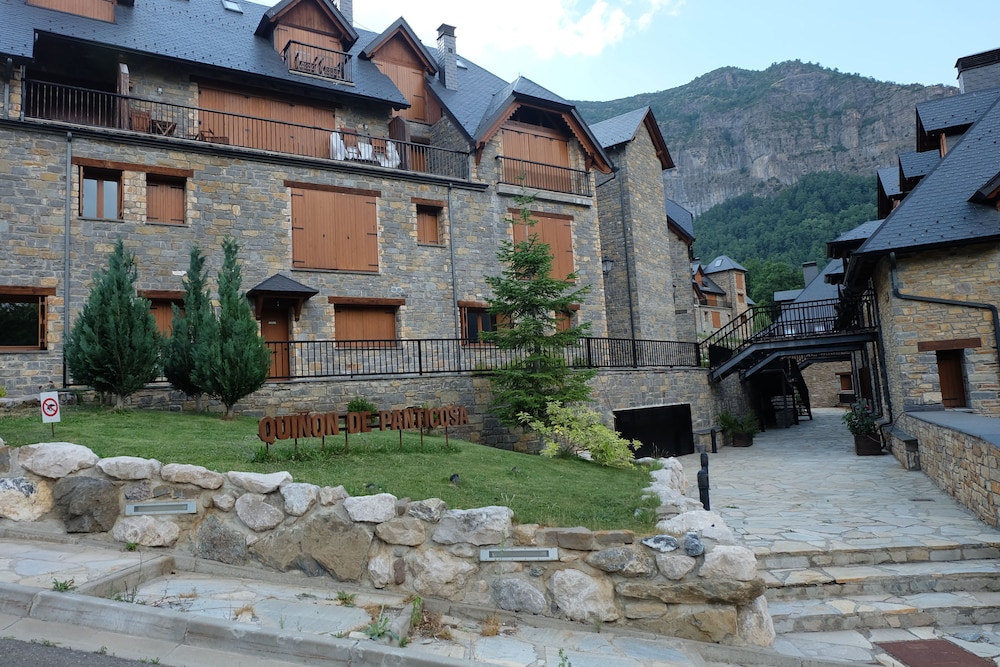 Los Altos de Escarrilla tucasaenlospirineos — 4-Star Luxury Hotel in Sallent De Gallego, Spain