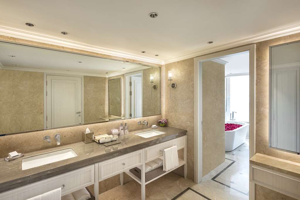 Presidential Suite Washroom