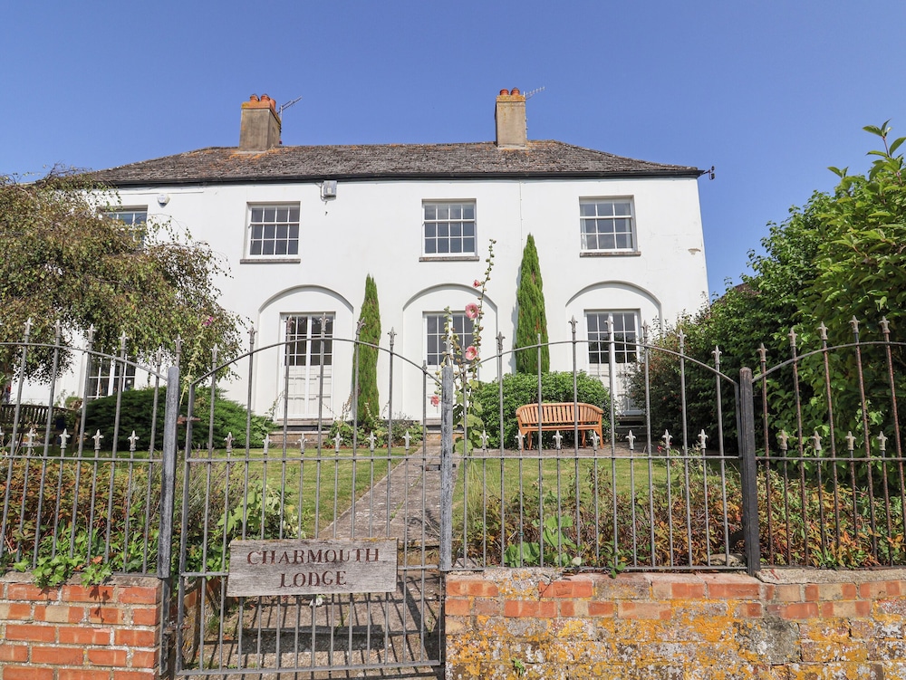 Charmouth Lodge — 4-Star Luxury Hotel in Bridport, United Kingdom