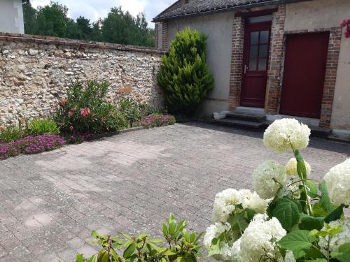 Les Volets Rouges — hotel in Neuvy-Sur-Barangeon