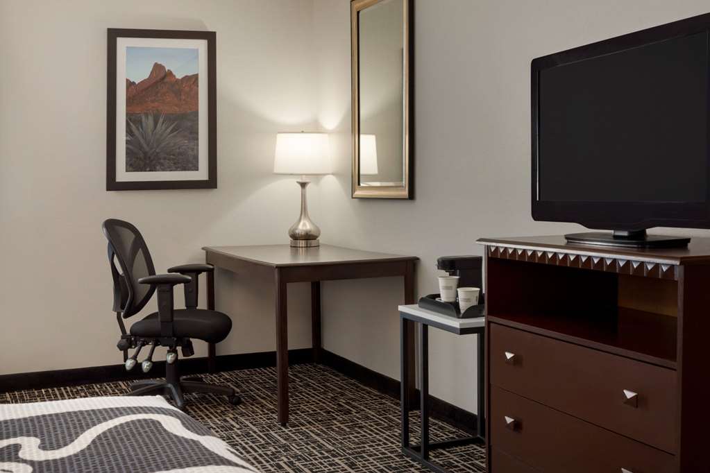 La Quinta Inn & Suites by Wyndham Dumas - photo 14