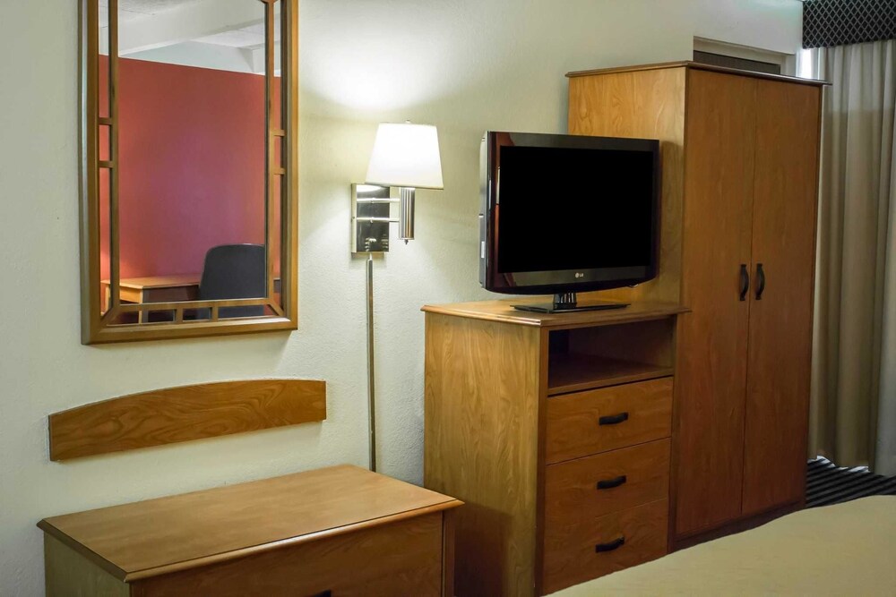 Econo Lodge Wickliffe Cleveland East - photo 33