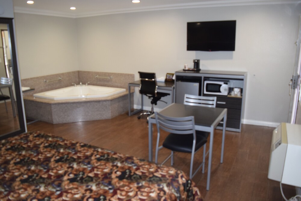 Deluxe Inn Hawthorne - photo 8