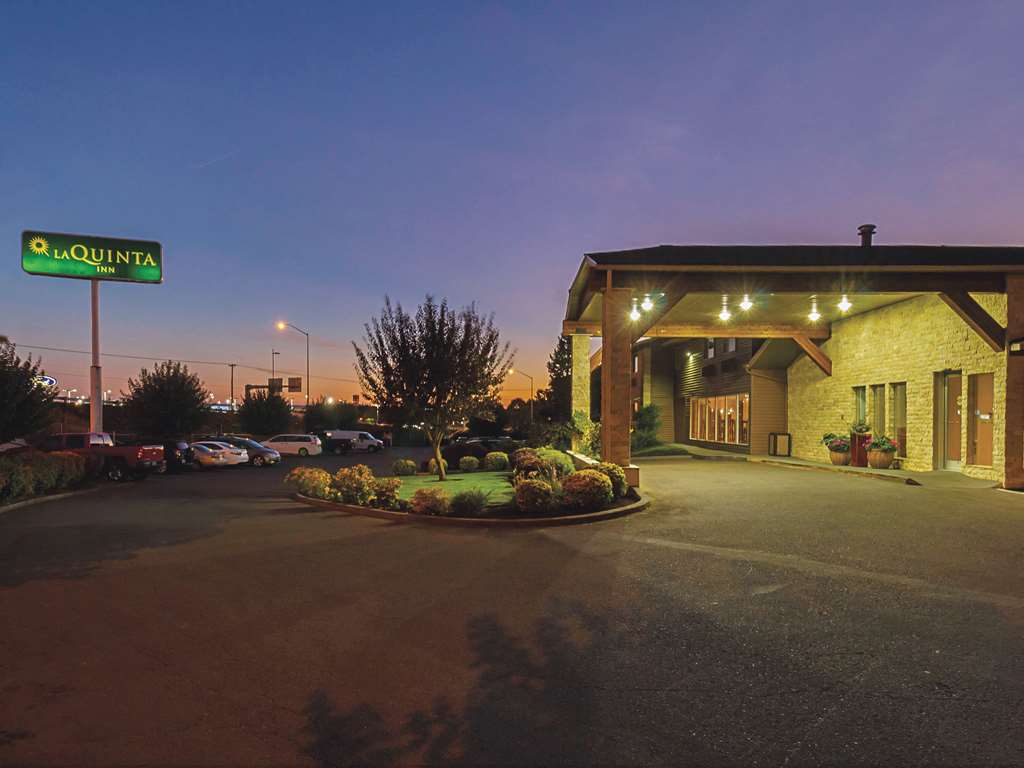 La Quinta Inn & Suites by Wyndham Woodburn - photo 3