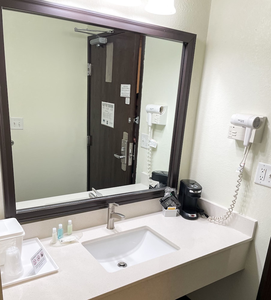 Hudson Inn & Suites - photo 28