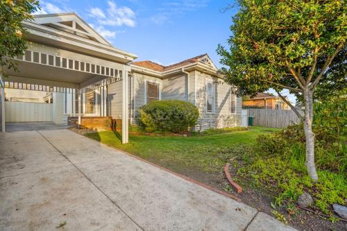 Elegant Luxury Family Entertainer In Ringwood — Ringwood