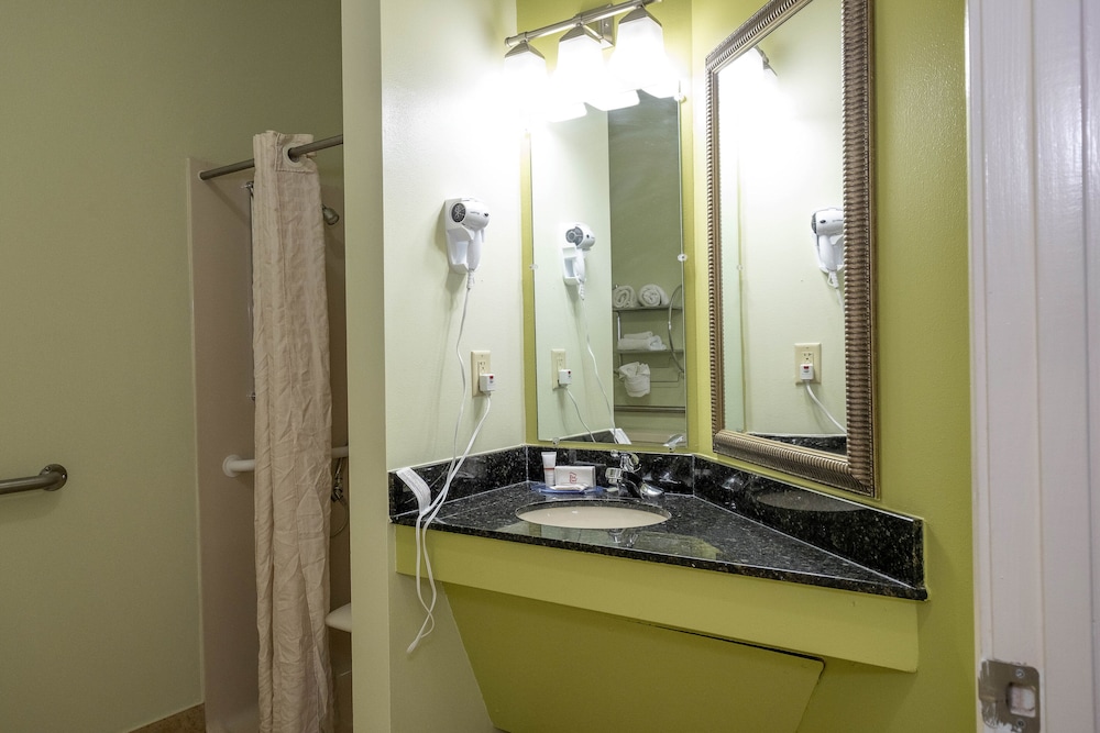 Red Roof Inn & Suites Wilson - photo 32