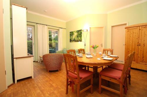Appartementhaus Strandstraße 32 Fewo 5 — 4-Star Luxury Hotel in Ostseebad Kuehlungsborn, Germany