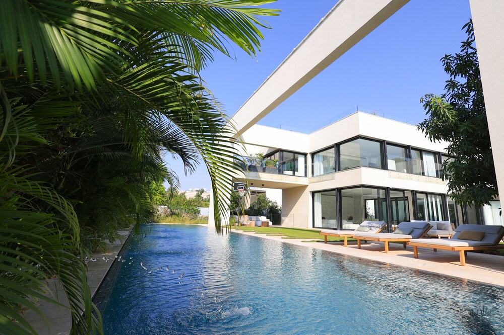 Luxurious Coastal Villa w Pool & Garden — 4-Star Luxury Hotel in Herzliya, Israel