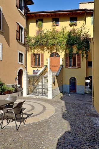 Antico Teatro signorile — 4-Star Luxury Hotel in Salo, Italy