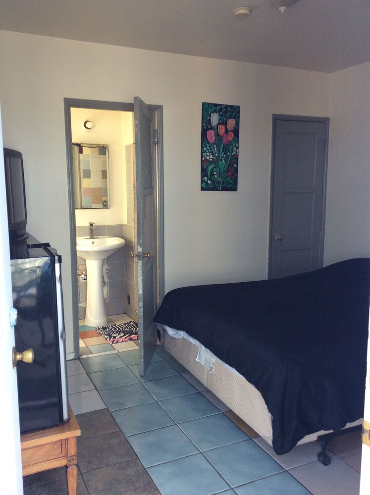 Pavilions Motel - photo 8