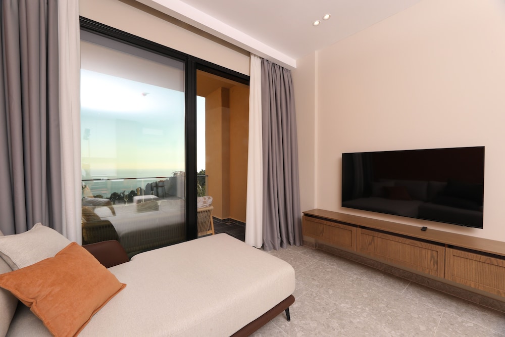 Aurum Hotel — hotel in Himare