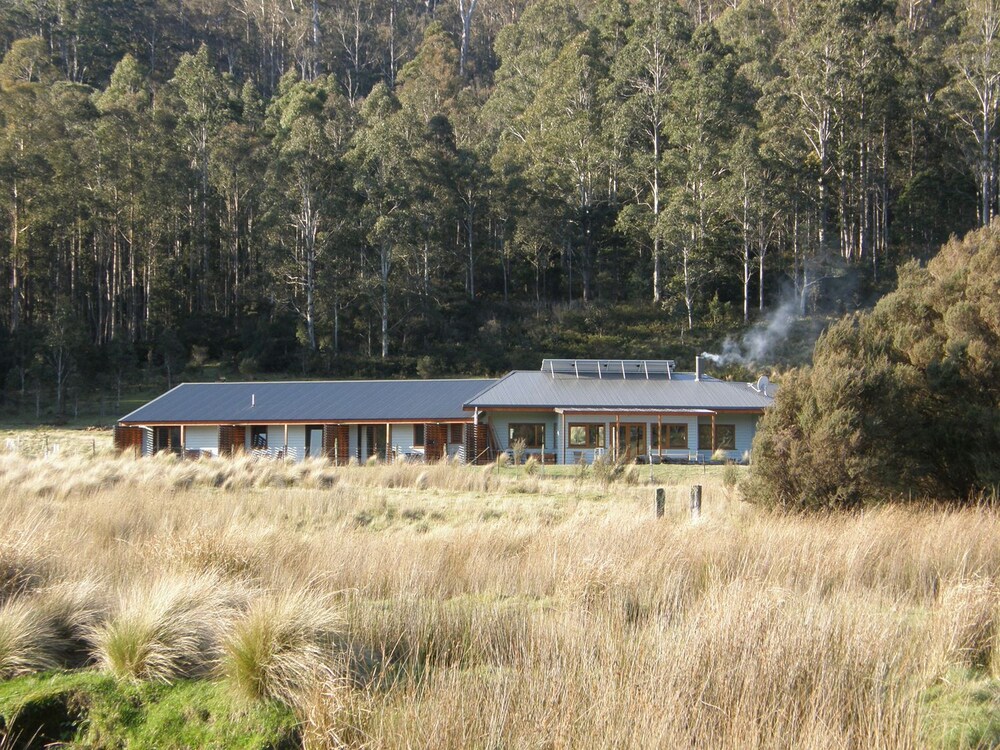 Forest Walks Lodge — 4-Star Luxury Hotel in Deloraine, Australia
