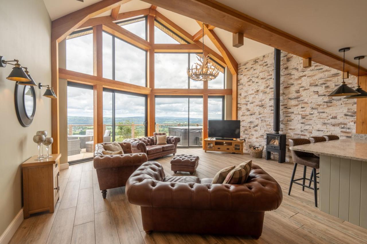 Valley View Lodge Sleeps 8 with Hot Tub — 4-Star Luxury Hotel in Preston, United Kingdom