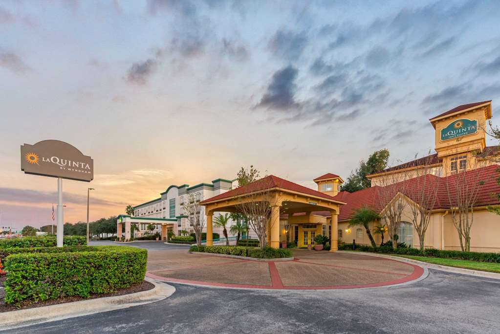La Quinta Inn & Suites by Wyndham USF - photo 6