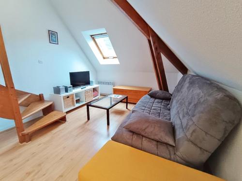 Chez Charlotte T3 Duplex Vue Montagne Parking Gratuit Ascenseur 4 Personnes in Bagneres-De-Luchon, France