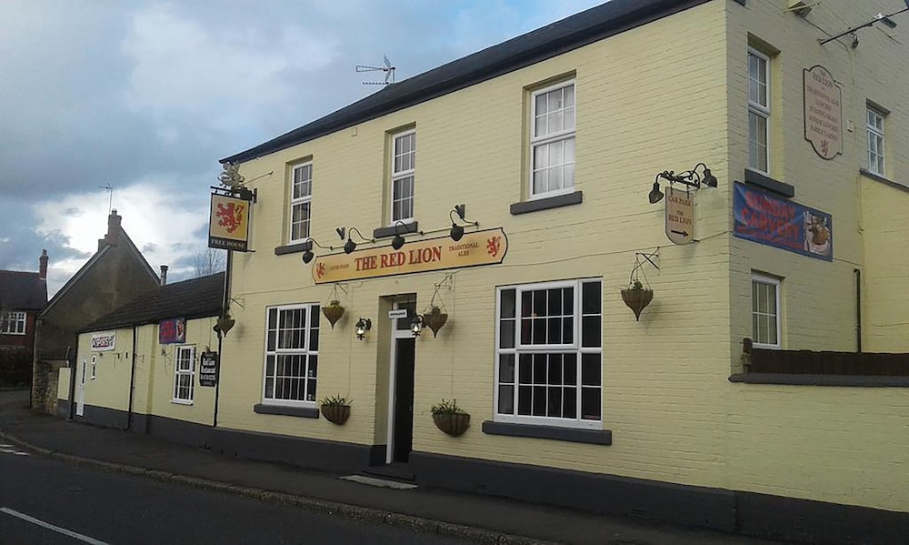 The Red Lion - carbon neutral hotel in Rugby