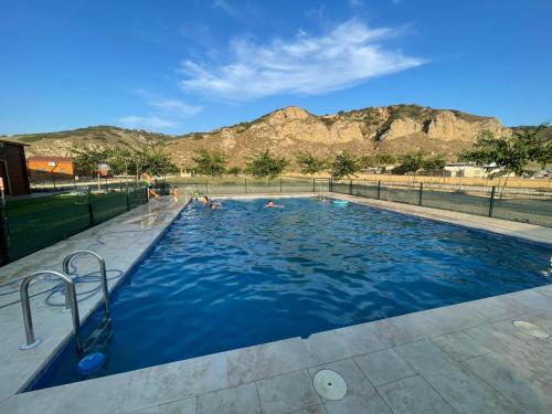 Granja Escuela Con Bungalows Familias Y Grupos Parking Privado Gratuito — hotel in Santa Maria De La Vega