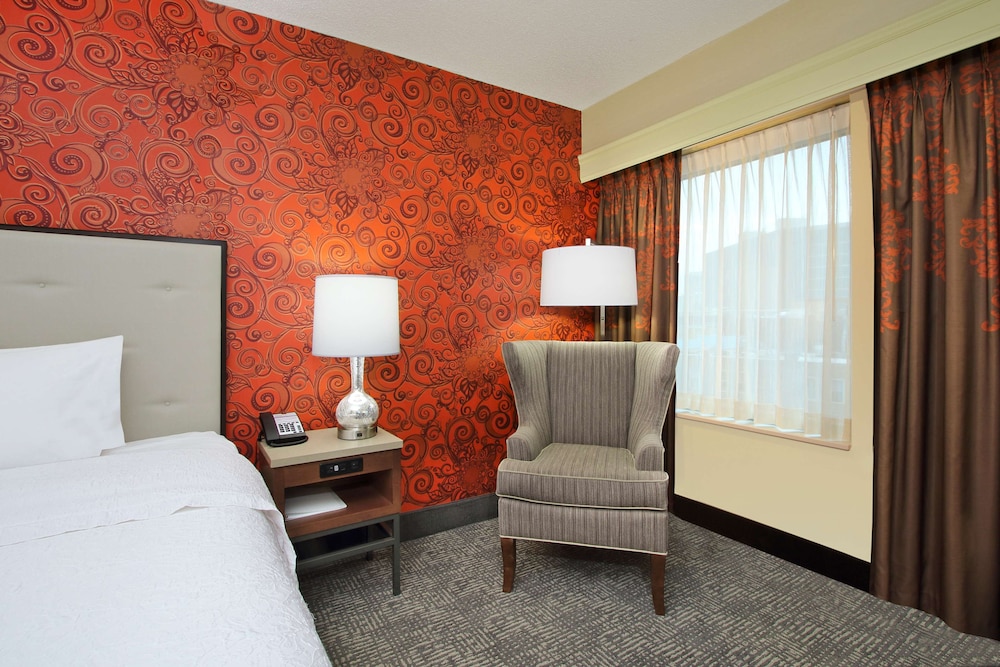 Hampton Inn & Suites Columbus Downtown - photo 26