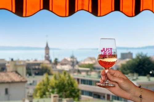 Le Cadet Vue Panoramique Ville Et Baie de Sanary Sur Mer Parking & Terrasse 2 a 4 Pers in Sanary-Sur-Mer, France