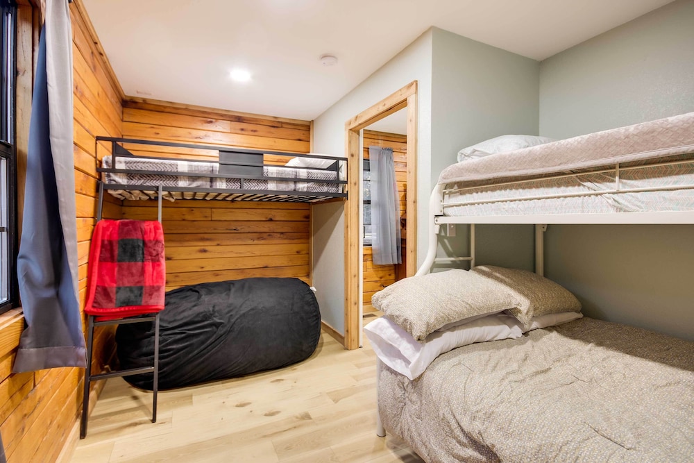 Tranquil Creekside Hideout Families Welcome — hotel in Pineville
