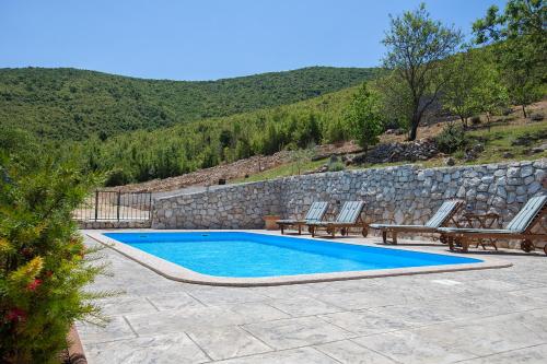 Holiday Villa Anna — 4-Star Luxury Hotel in Primorski Dolac, Croatia