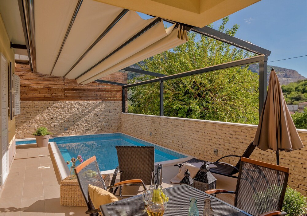 Luxury Villa LeLu with heated saltwater pool parking high speed Internet BBQ — 4-Star Luxury Hotel in Zrnovnica, Croatia