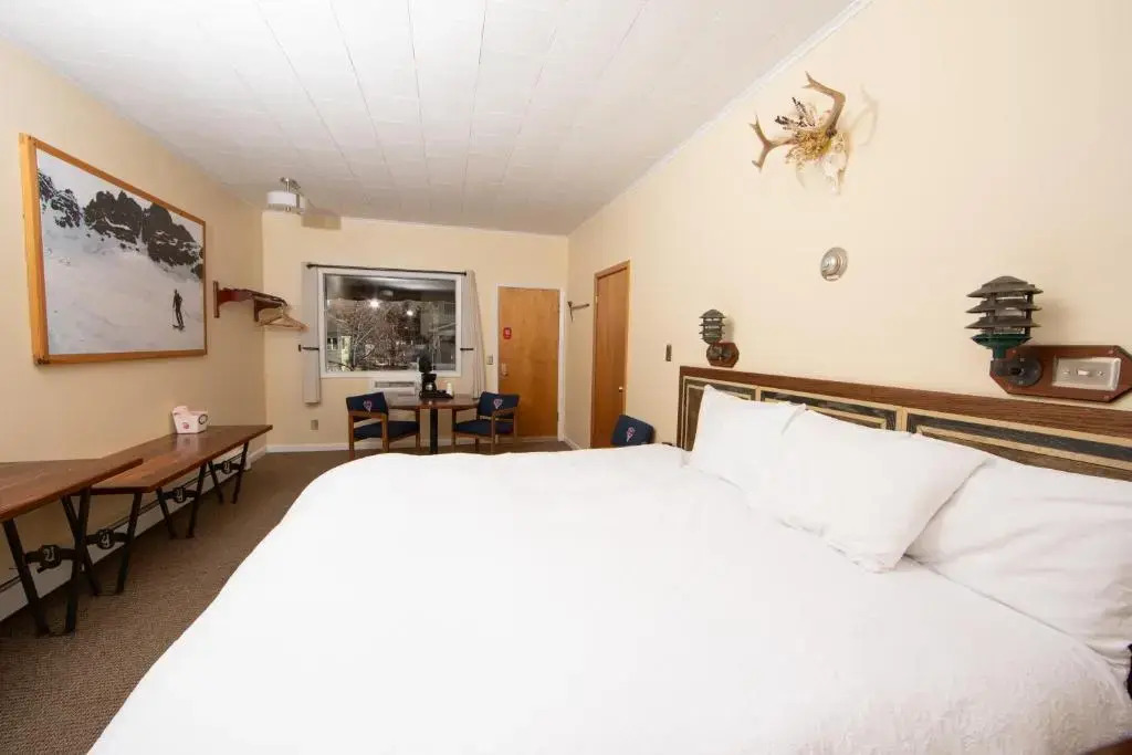 Yodeler Motel - photo 21