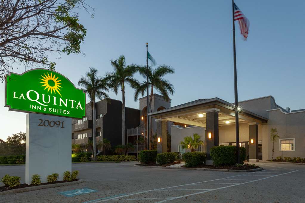 La Quinta Inn & Suites by Wyndham Ft. Myers Sanibel Gateway - photo 3