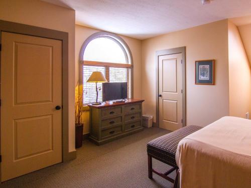 Spacious 2 Bed At Crystal Mountain Resort 2 Bedroom Condo by Redawning - photo 11