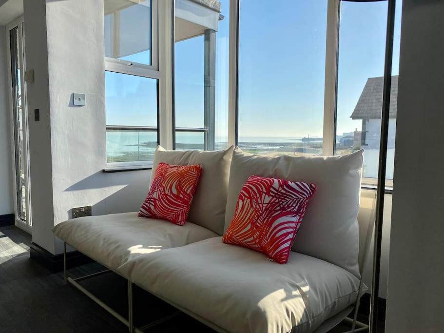 The Sun Deck Apartment Westbrook Bay Beach By Goldex Coastal Breaks — 4-Star Luxury Hotel in Margate, United Kingdom