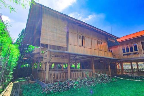 Watu Emas 1 with Shared Pool and Balcony — Batu — photo 4