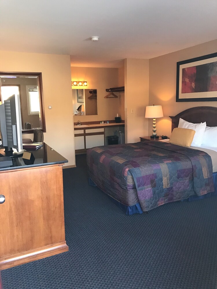 Lakeshore Inn & Suites - photo 17