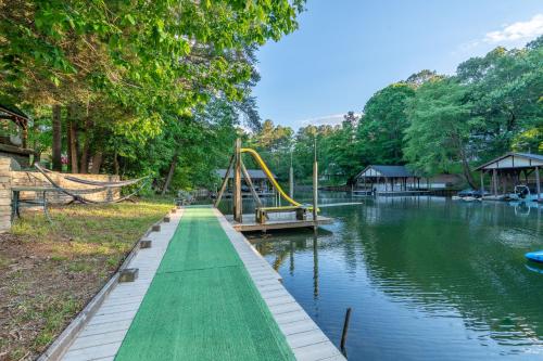 Lake Front Bed & Breakfast with Boat Ramp — 4-Star Luxury Hotel in Hickory, United States