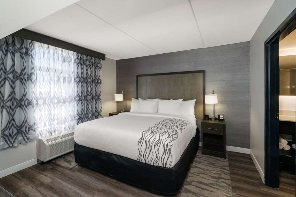 La Quinta Inn & Suites by Wyndham Raleigh Downtown North - photo 23
