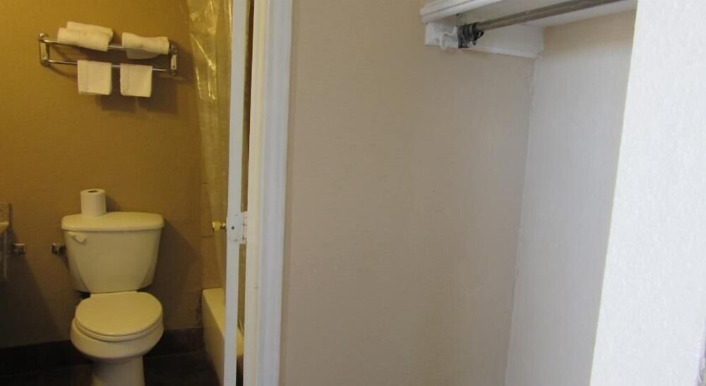Bella Vista Inn and Suites - photo 13