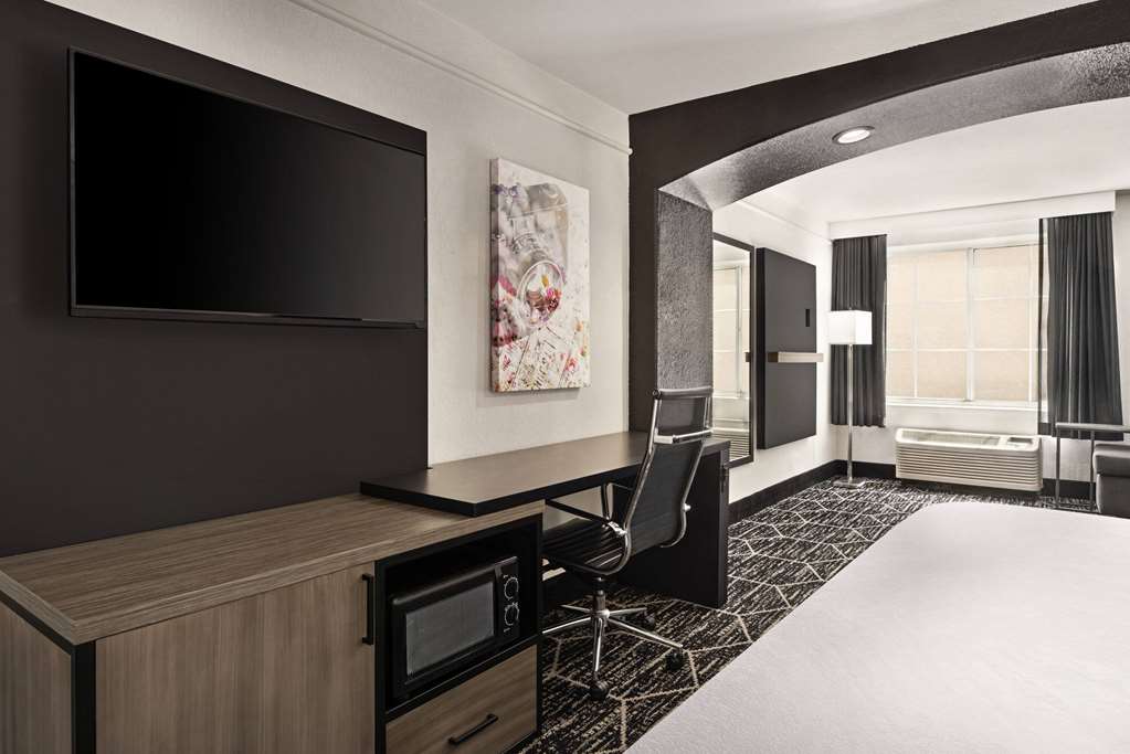 La Quinta Inn & Suites by Wyndham Hesperia Victorville - photo 44