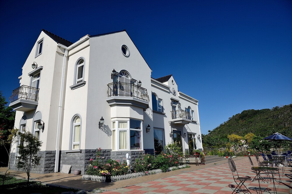 Victoria Manor - carbon neutral hotel in Lugu