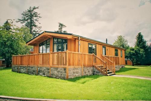 Skyline Lodge Loch Lomond Castle Lodges — 4-Star Luxury Hotel in Balloch, United Kingdom