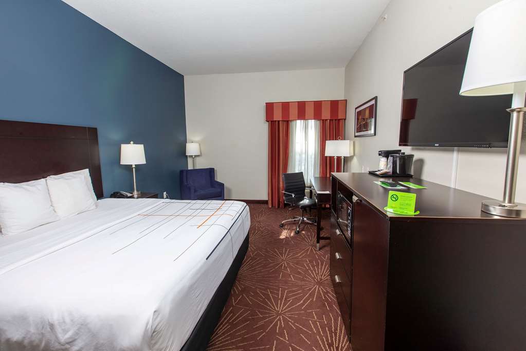 La Quinta Inn & Suites by Wyndham Houston East at Normandy - photo 27