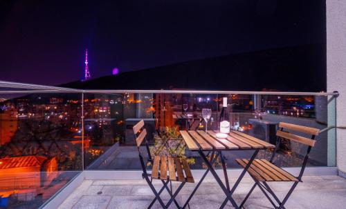 Entire House Cityscape Retreat: The View