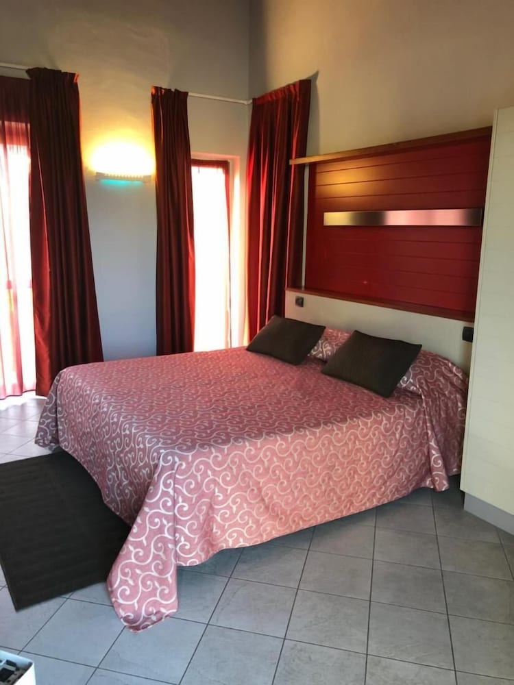 Room in Guest Room Spacious Double Room in Alba - carbon neutral hotel in Alba