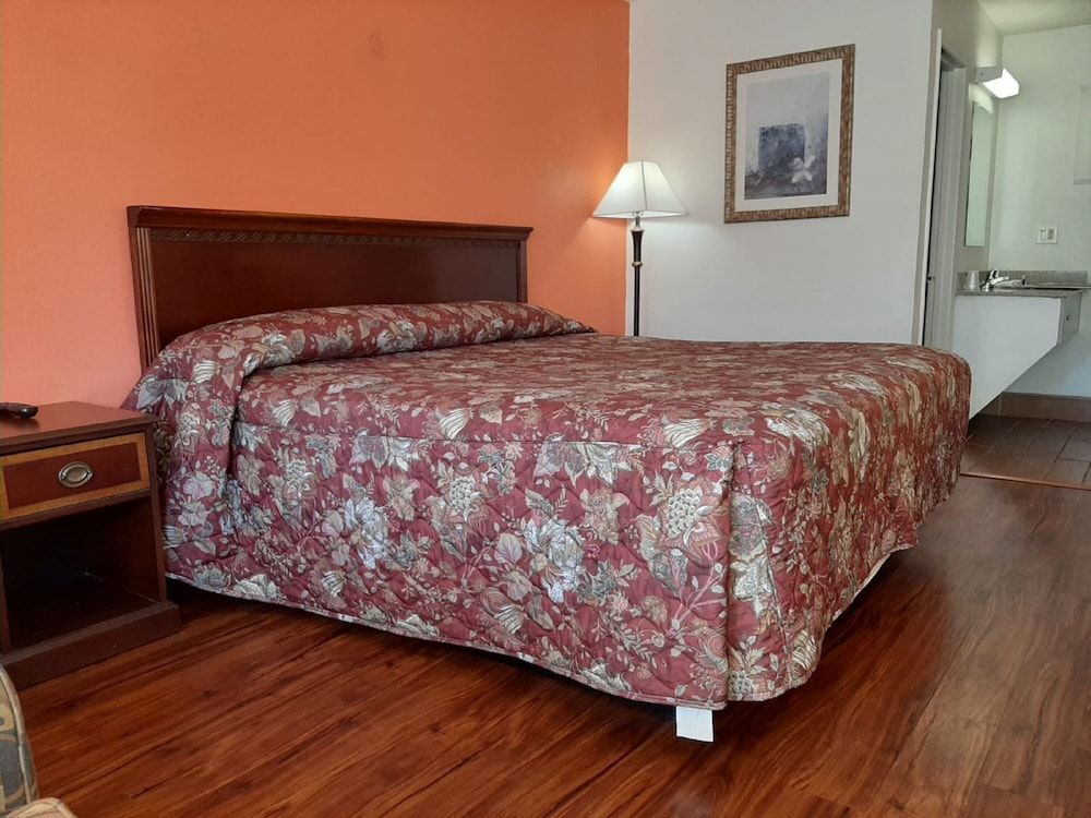 Super 8 Jonesville Elkin Area - photo 17